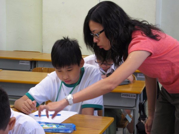 老師悉心照顧學生